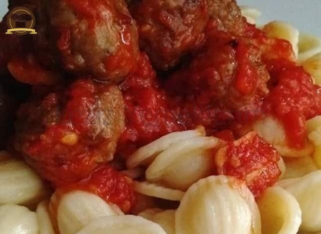 Sarmısaklı Domates Soslu Köfteli Makarna