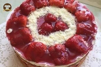 Ev Yapımı Çilekli Pasta Tarifi