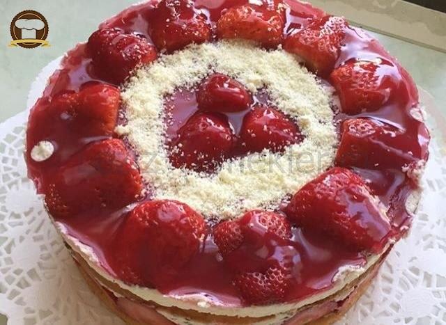 Ev Yapımı Çilekli Pasta Tarifi