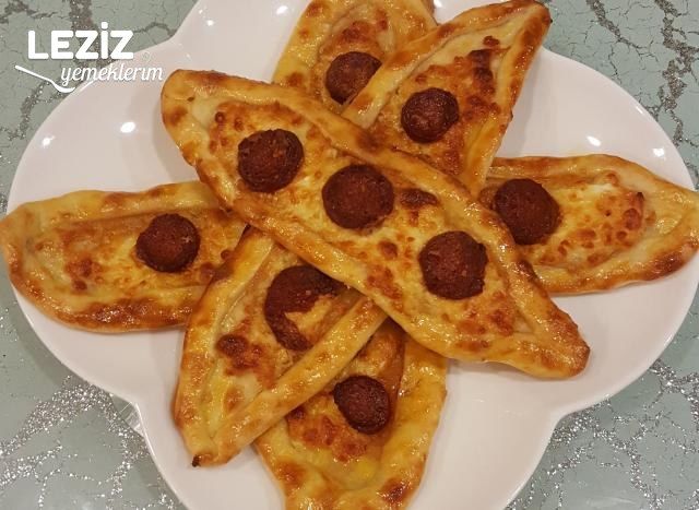 Sucuklu Kaşarlı Pide