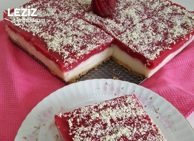 İrmikli Çilekli Sütlü Tatlı