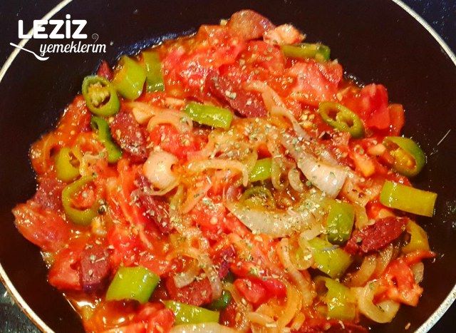 Ekmek Arası Domates Soslu Sucuk