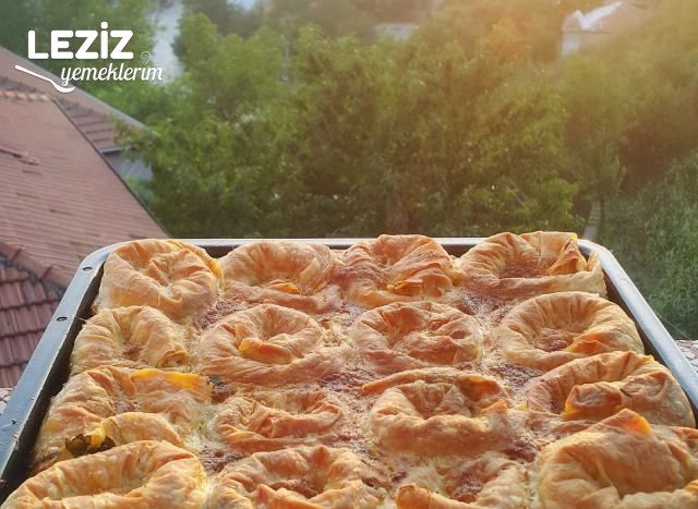 Kıymalı Gül Böreği