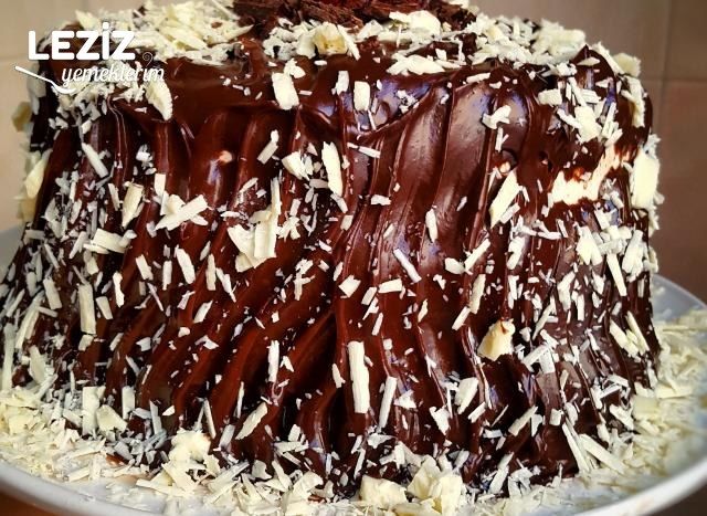 Bol Çikolatalı Vişneli Ve Krema Kaplamalı Pasta (Süper Pasta)