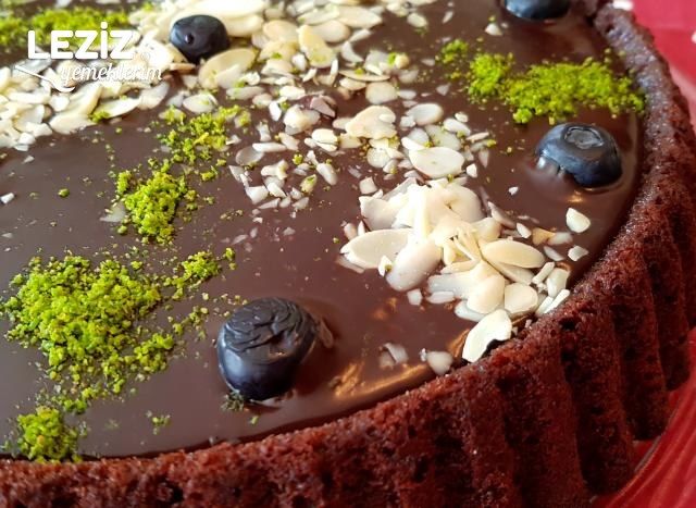 Beyaz Çikolata Soslu Ganajlı Tart Kek