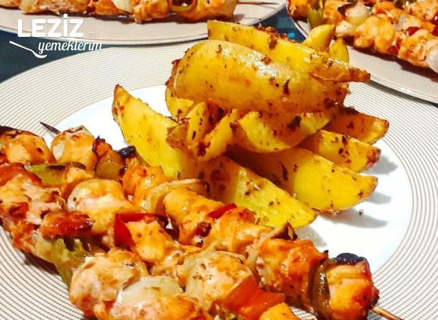 Fırında Marine Soslu Nefis Tavuk Şiş Ve Fırında Patates