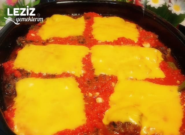 Cheddar Peynirli Soslu Biberli Köfte