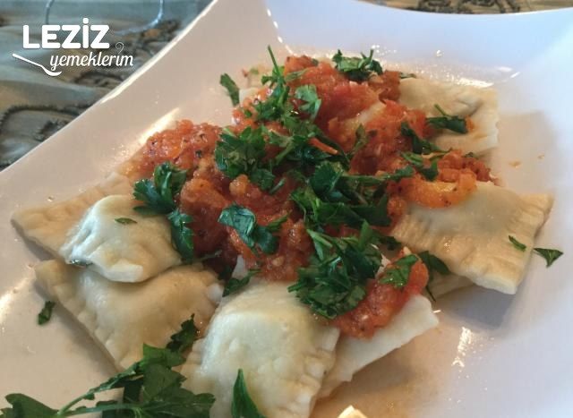 Ravioli Makarna Peynir Dolgulu Domates Soslu
