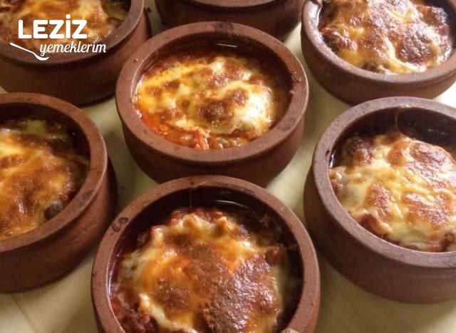 Güveçte Domates Soslu Köfte