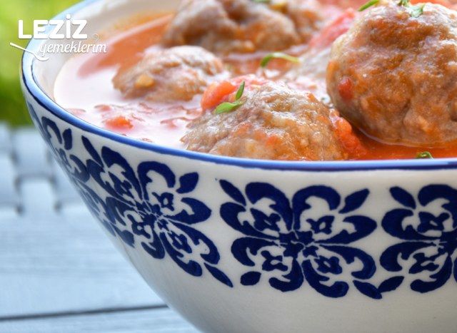 Acılı Domates Soslu Tarçınlı Köfte
