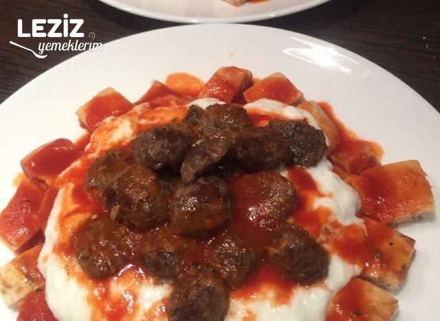 Yoğurtlu Pideli Köfte