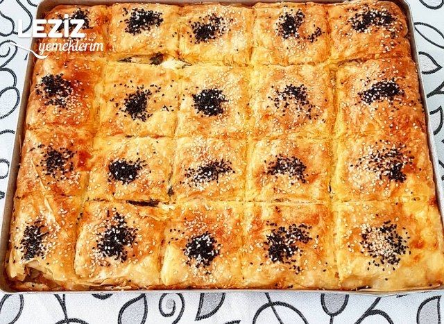 Hazır Yufkadan Su Böreği Tadında  Peynirli Börek